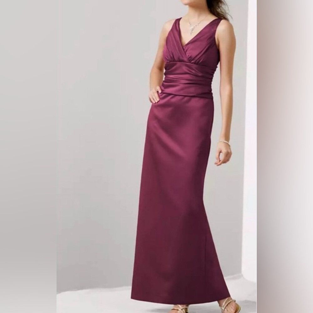 David’s Bridal Red‎ Sleeveless Satin V-Neck Dress with Slim Skirt Elegant Formal